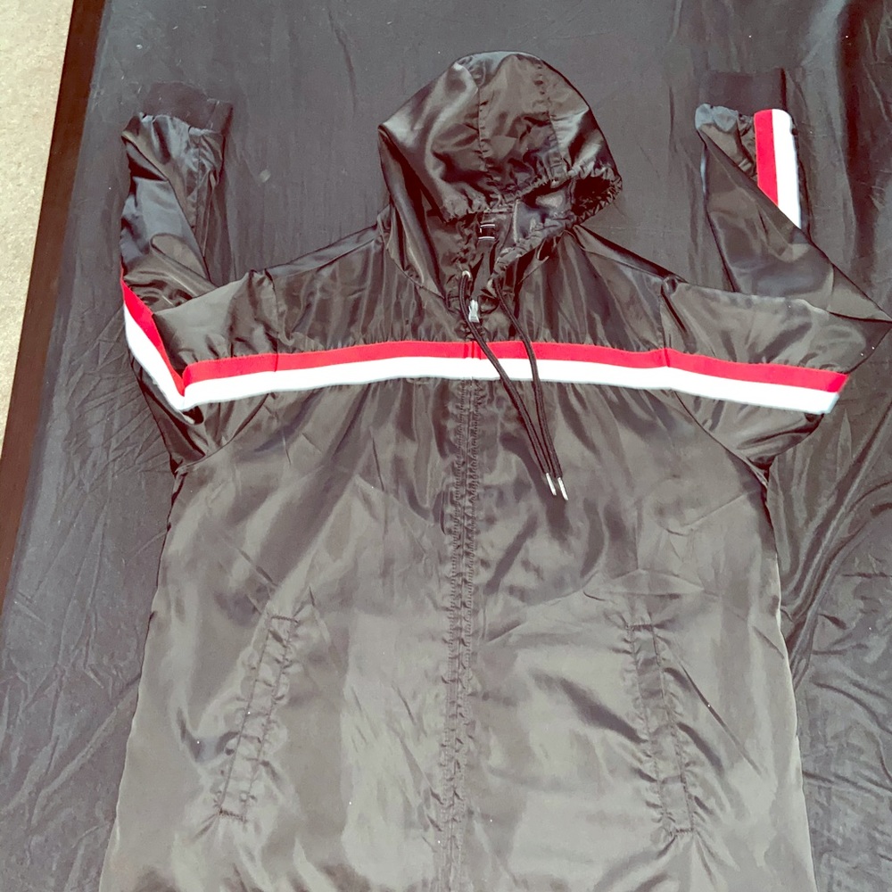 Lightweight windbreaker